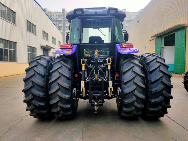 Heavy duty farm tractor